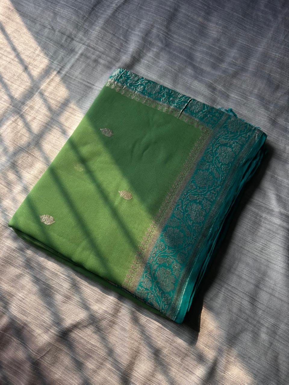 Sari Pista Green Contraste Khadi Georgette con Prueba de Anillo | Borde Verde Mar y Zari de Plata Pura | Hecho a Mano 300g