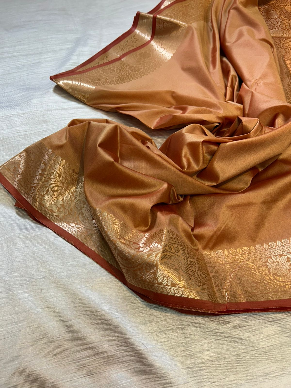 Sari Banarasi de seda de Almendra Cobre Semi Katán con Blusa Brocada | Sari Ligero Tejido de Zari Dorado