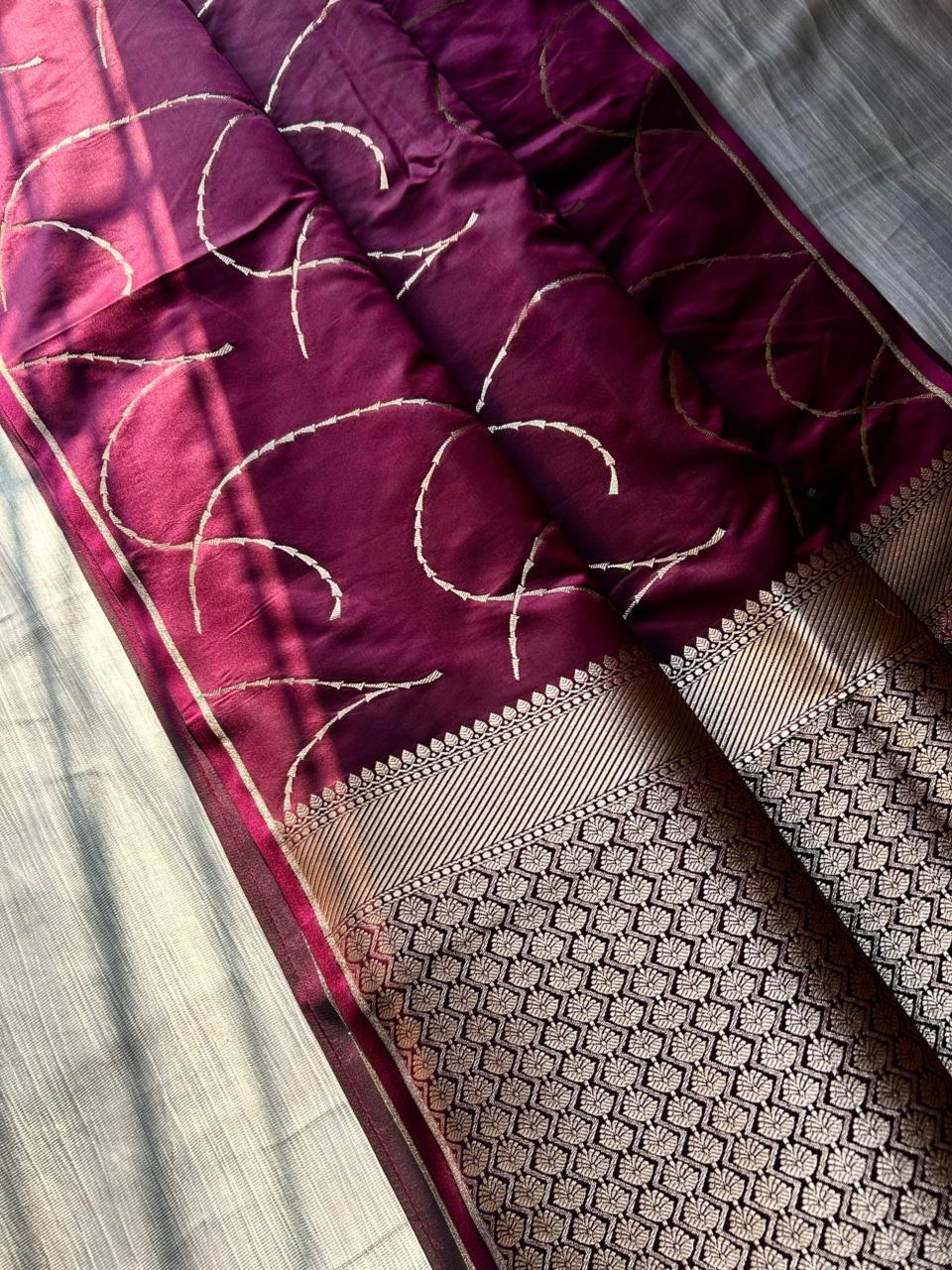 Premium Borderless Geometrical Lahriya Silk Saree | Lightweight Soft Zari Woven Saree