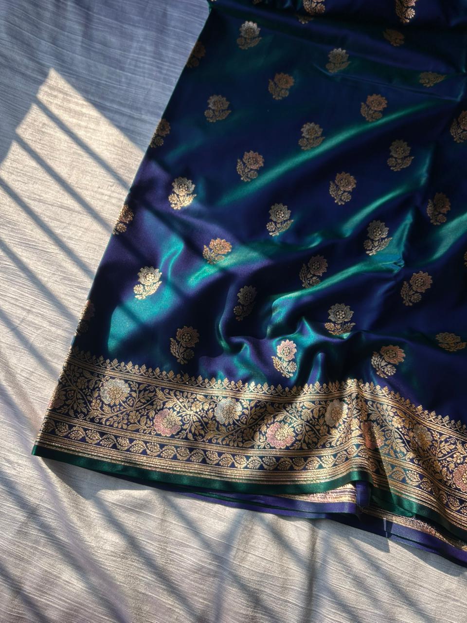 Exclusivo Sari de Meenakari con Doble Tono Azul Pavo Real y Zari Plateado – Sari de Diseño Premium para Fiestas