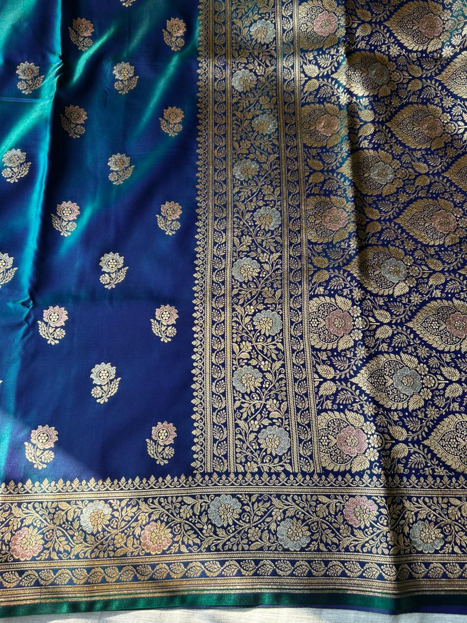 Exclusivo Sari de Meenakari con Doble Tono Azul Pavo Real y Zari Plateado – Sari de Diseño Premium para Fiestas
