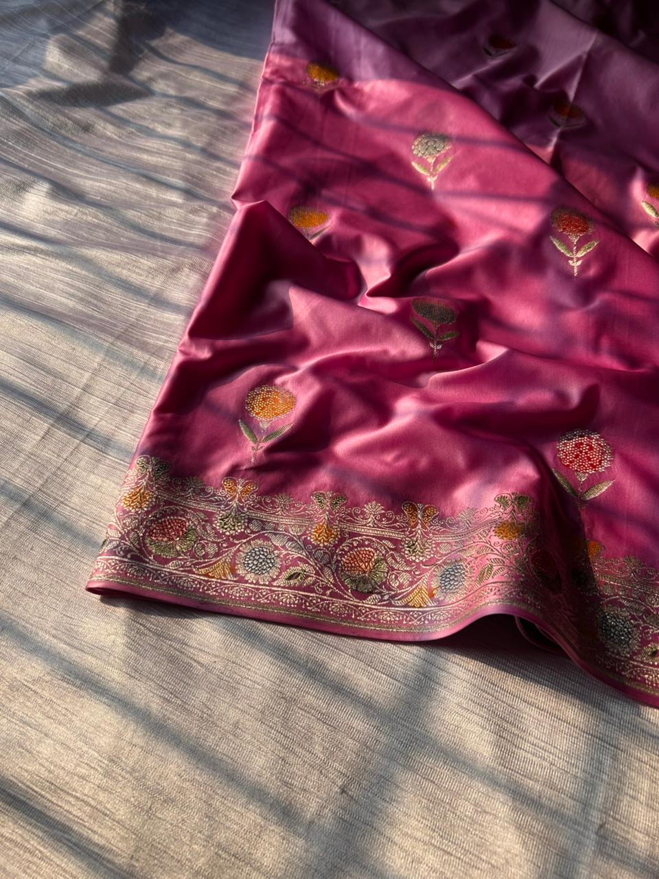 Sari de seda mashru rosa bebé con pallu Meenakari pintado a mano