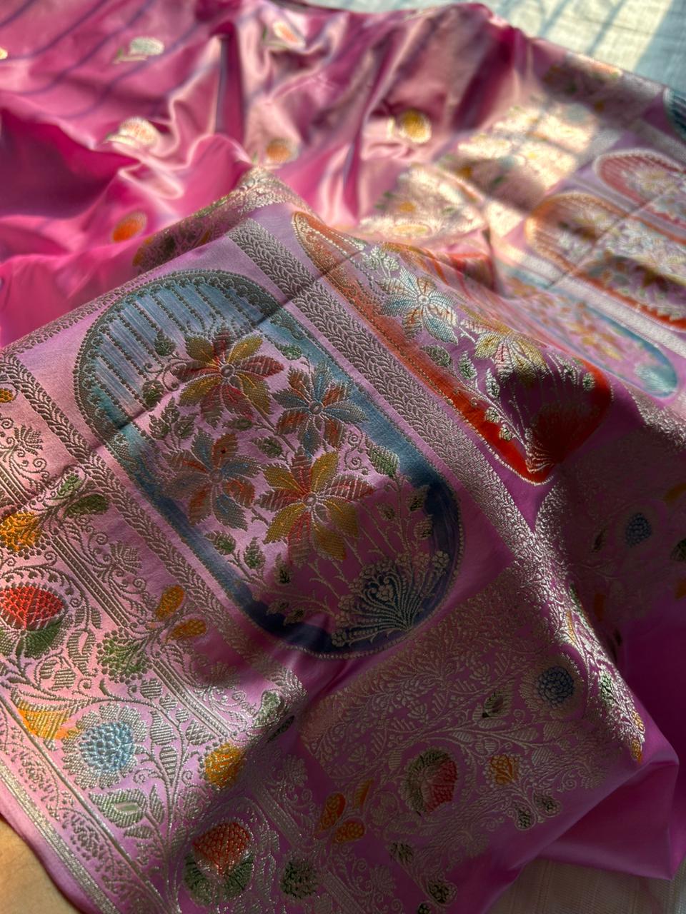 Sari de seda mashru rosa bebé con pallu Meenakari pintado a mano