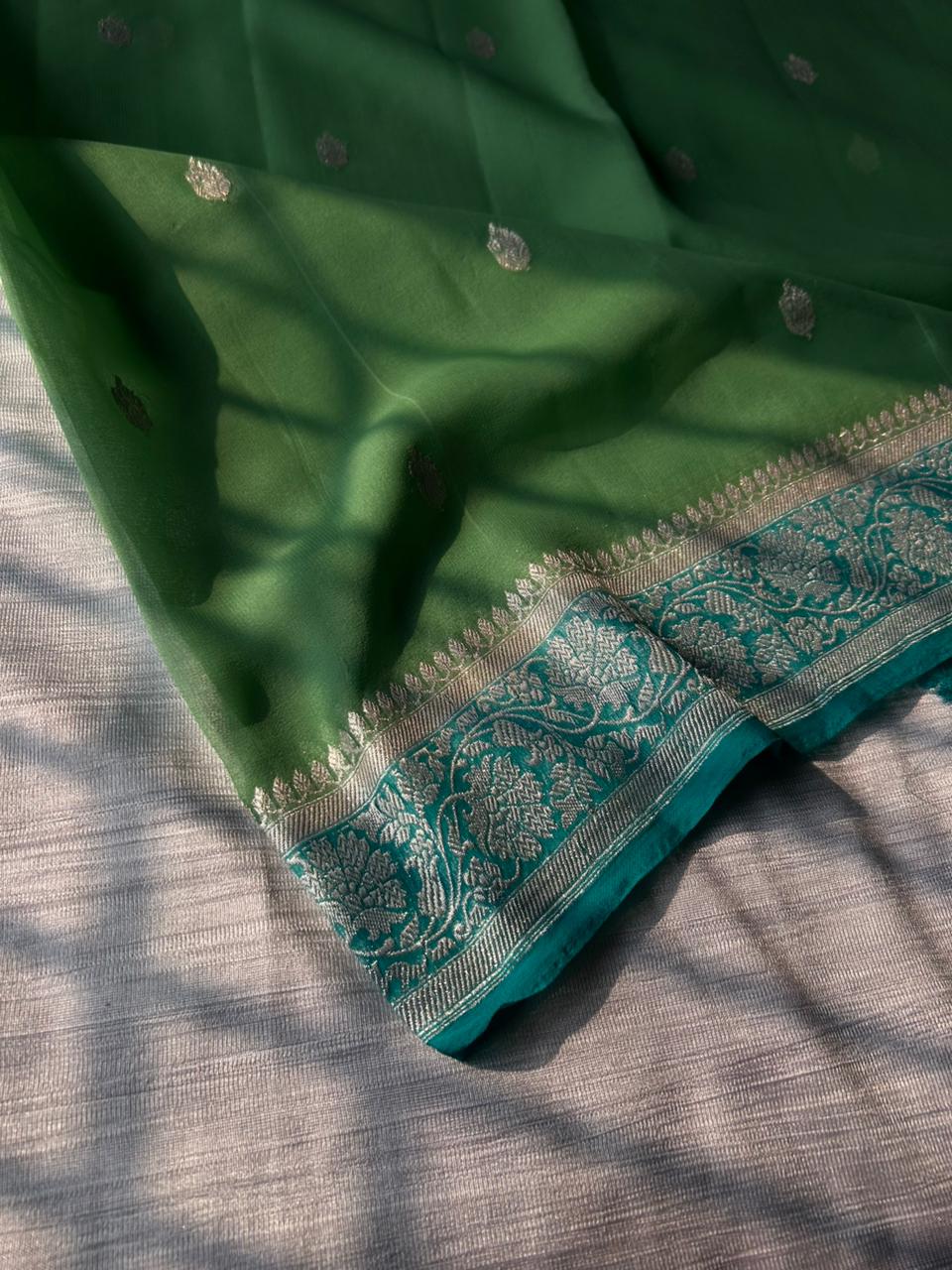 Sari Pista Green Contraste Khadi Georgette con Prueba de Anillo | Borde Verde Mar y Zari de Plata Pura | Hecho a Mano 300g