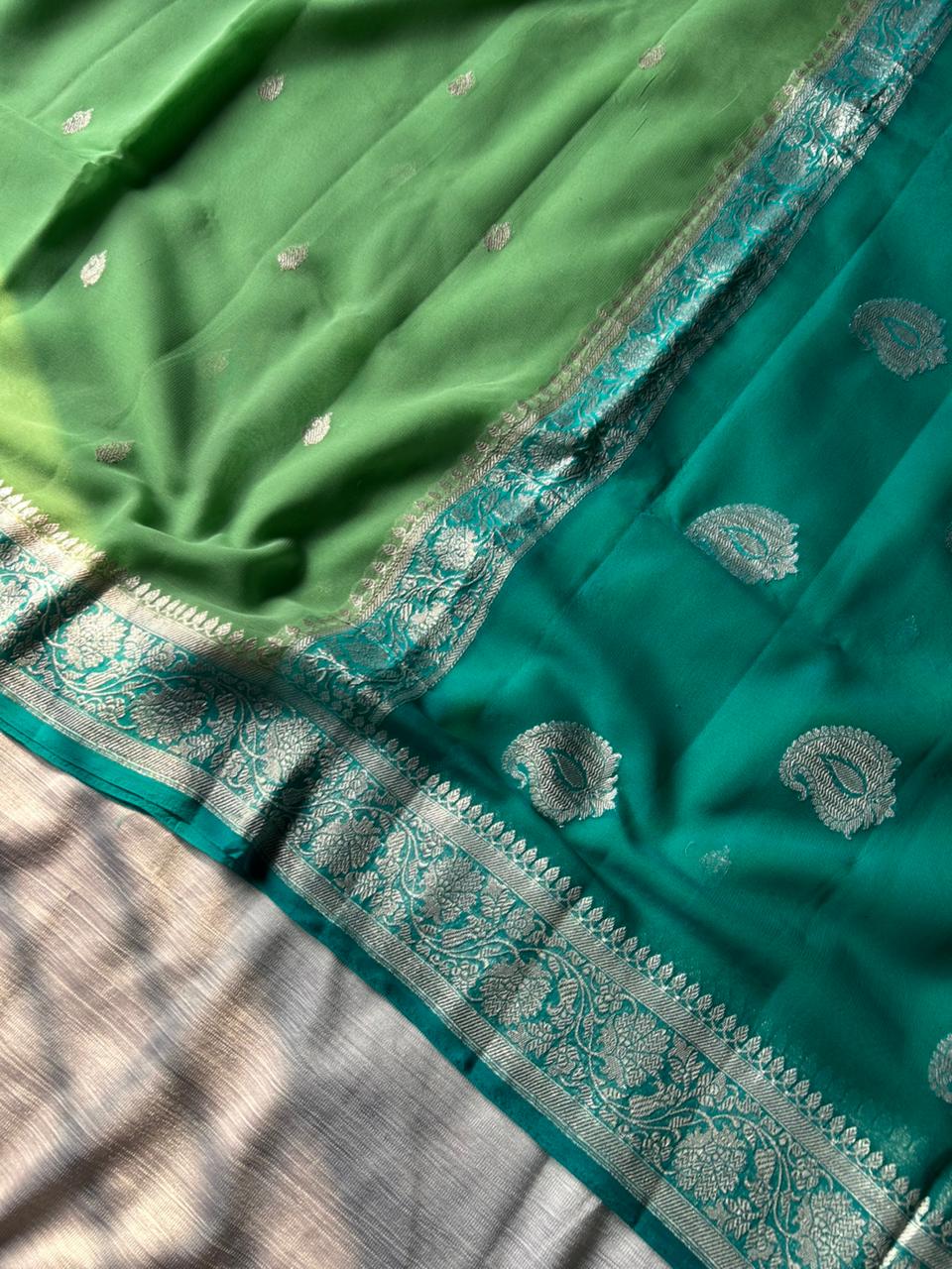 Sari Pista Green Contraste Khadi Georgette con Prueba de Anillo | Borde Verde Mar y Zari de Plata Pura | Hecho a Mano 300g