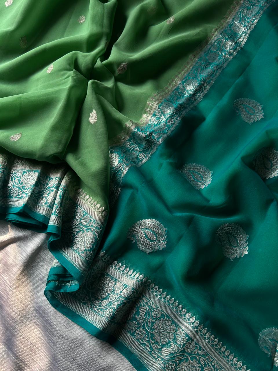 Sari Pista Green Contraste Khadi Georgette con Prueba de Anillo | Borde Verde Mar y Zari de Plata Pura | Hecho a Mano 300g
