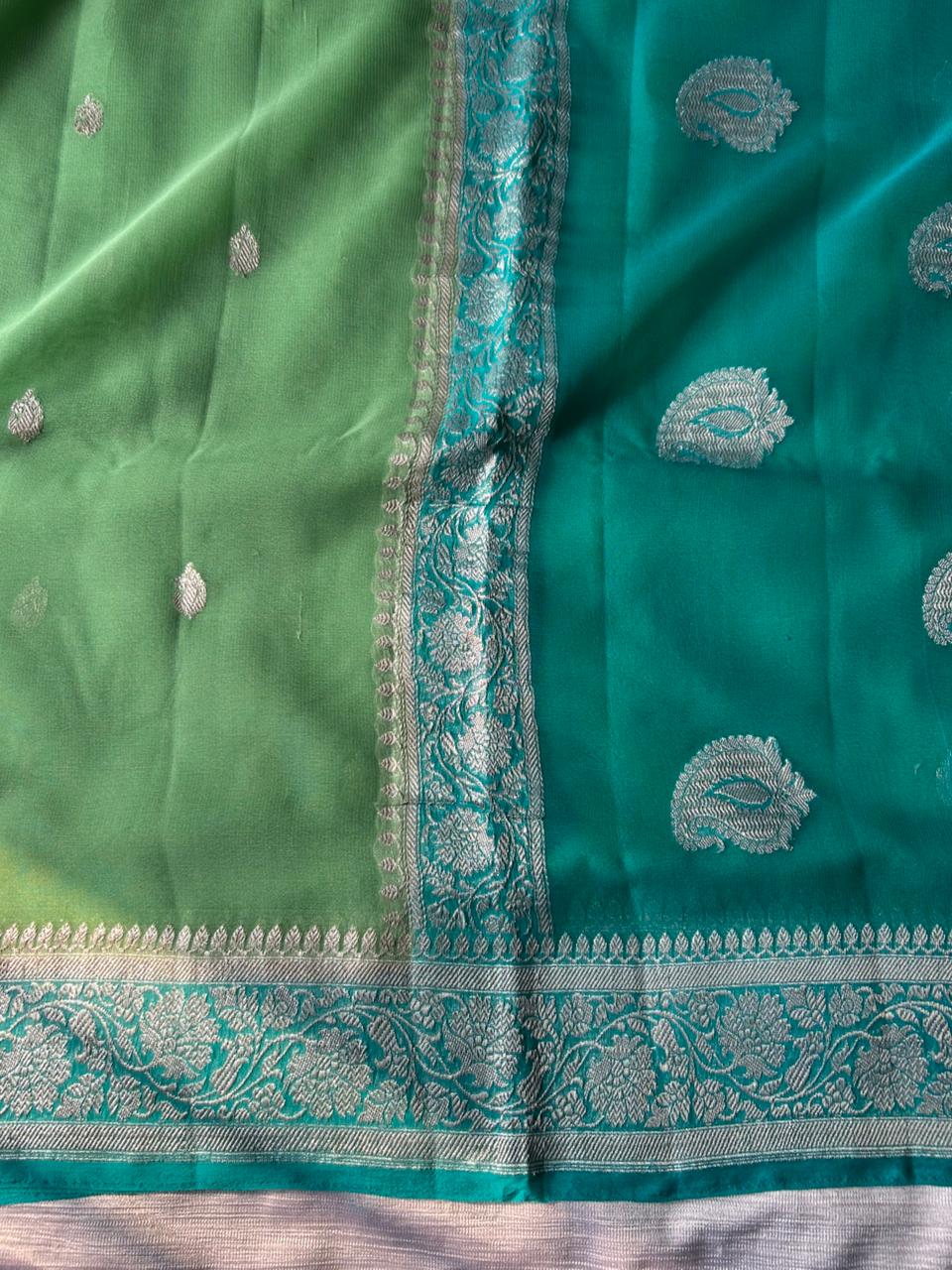 Sari Pista Green Contraste Khadi Georgette con Prueba de Anillo | Borde Verde Mar y Zari de Plata Pura | Hecho a Mano 300g