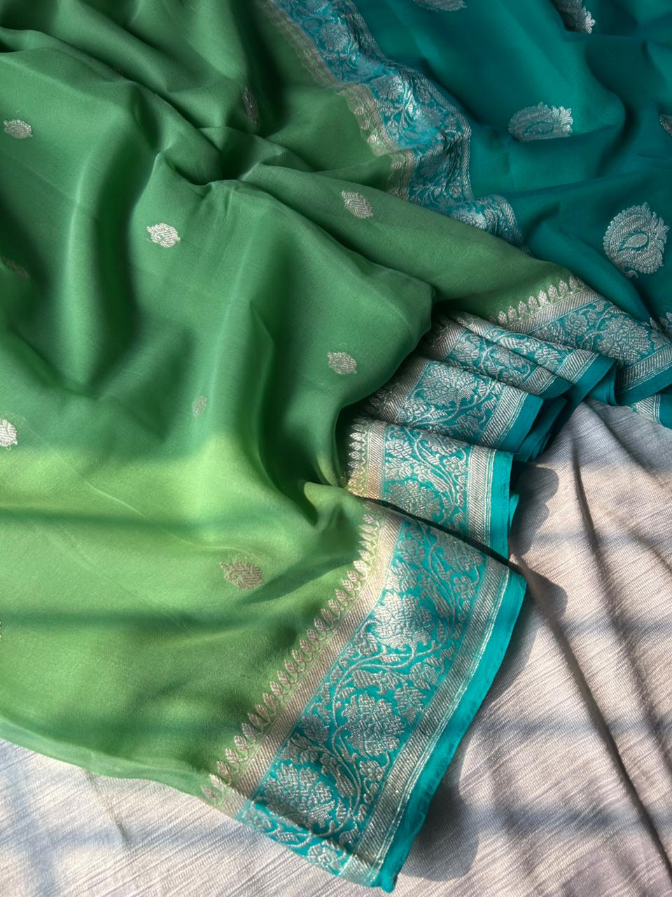 Sari Pista Green Contraste Khadi Georgette con Prueba de Anillo | Borde Verde Mar y Zari de Plata Pura | Hecho a Mano 300g