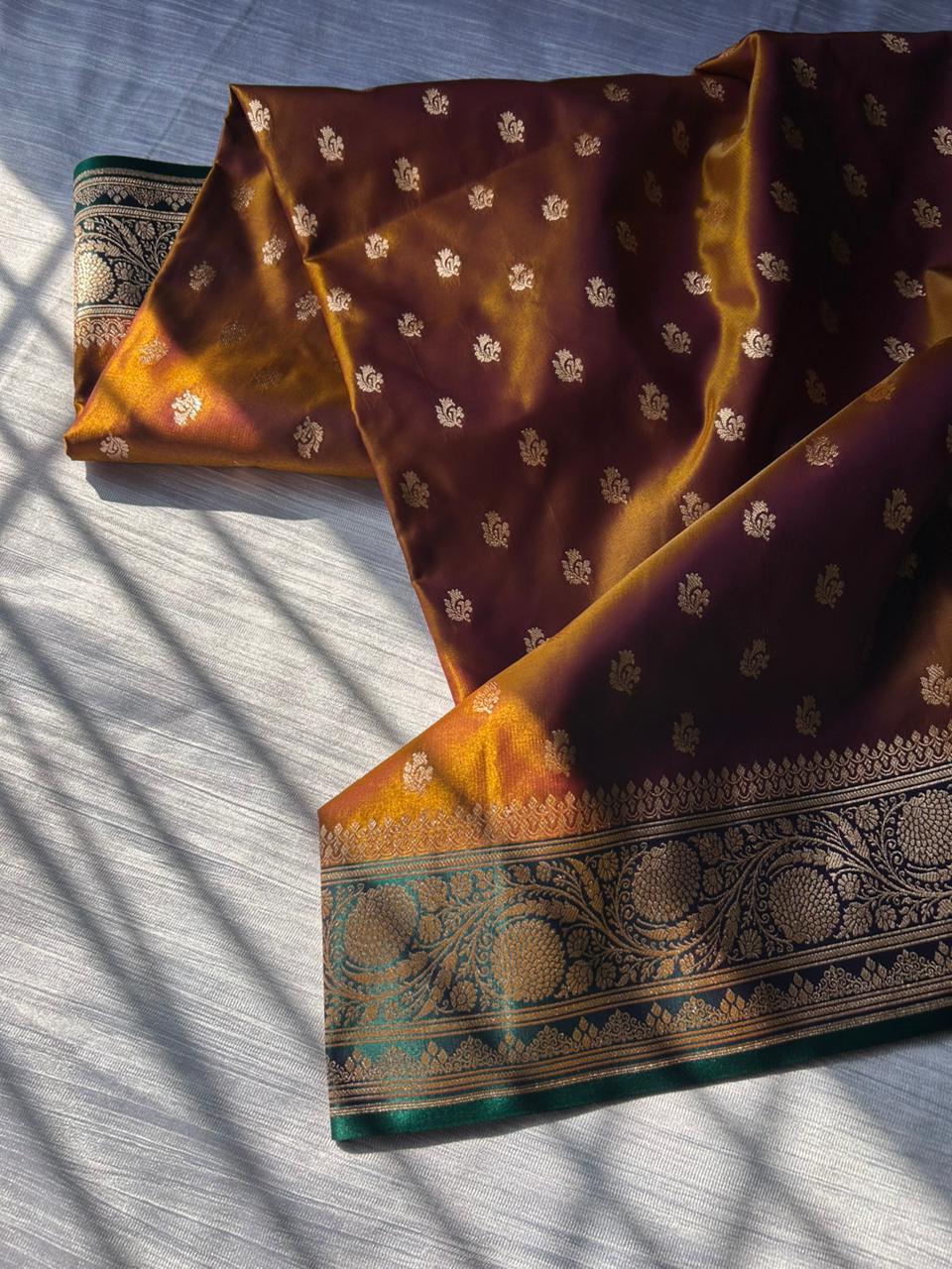 Sari de seda satinada dorada Sunburn con Palu y Blusa en contraste verde Rama | Sari de fiesta con diseño floral de hojas