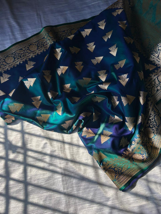 Sari de seda satinada de doble tono azul Mornai con diseño de triángulo geométrico | Sari de fiesta Dhoop-Chaon azul pavo real