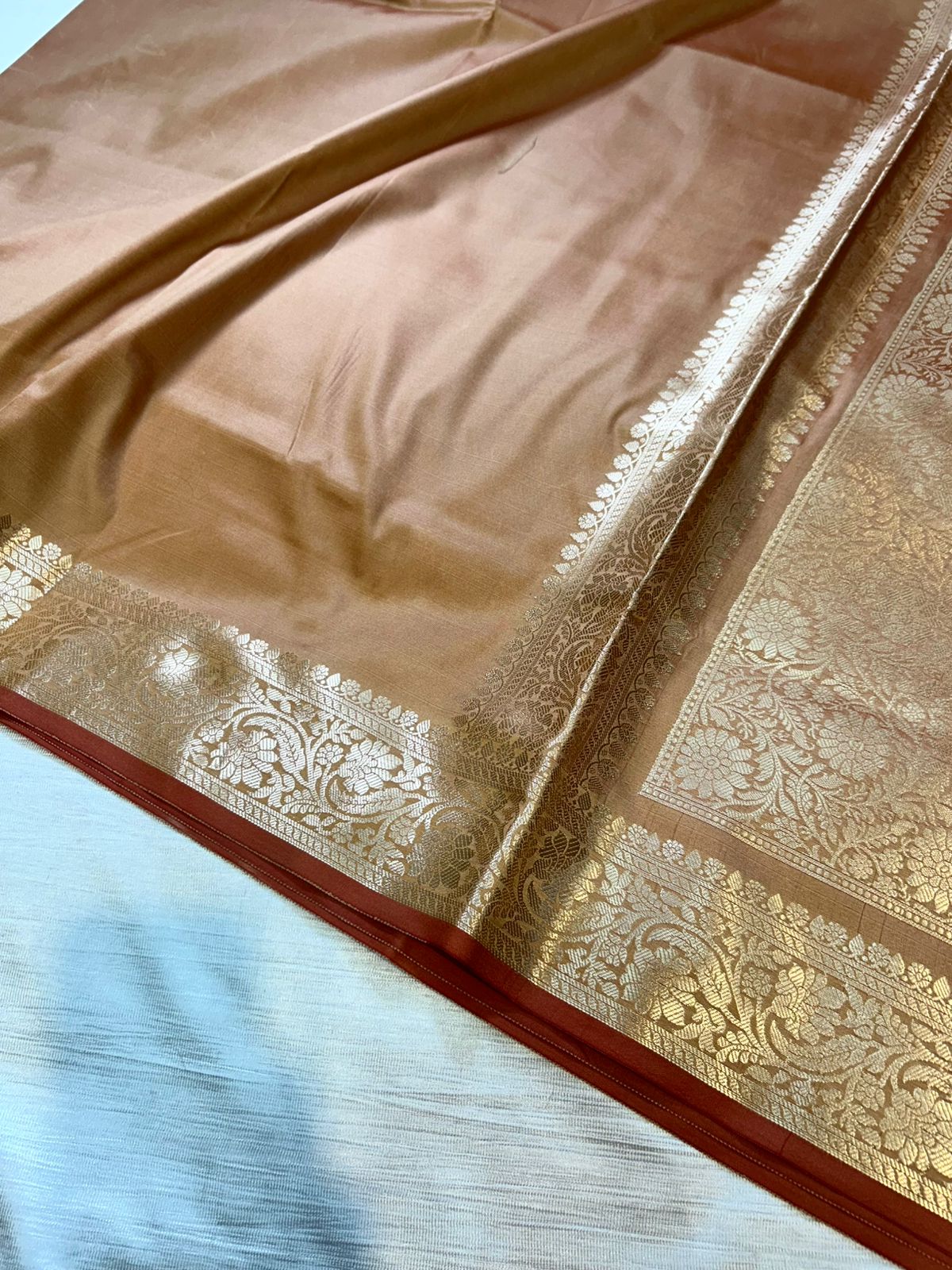 Sari Banarasi de seda de Almendra Cobre Semi Katán con Blusa Brocada | Sari Ligero Tejido de Zari Dorado