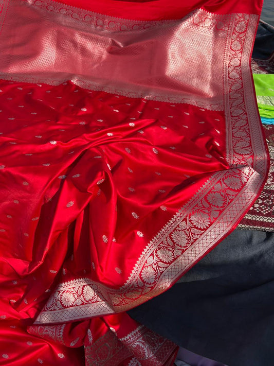 Actress Samantha Inspired Red Banarasi Mashru Silk Saree – Floral Jal Border, Fancy Butti Design, Lightweight Wedding Saree