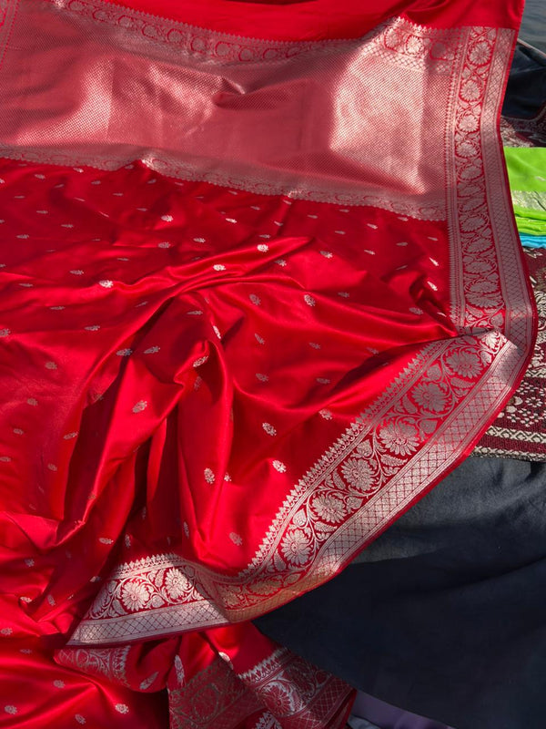 Actress Samantha Inspired Red Banarasi Mashru Silk Saree – Floral Jal Border, Fancy Butti Design, Lightweight Wedding Saree