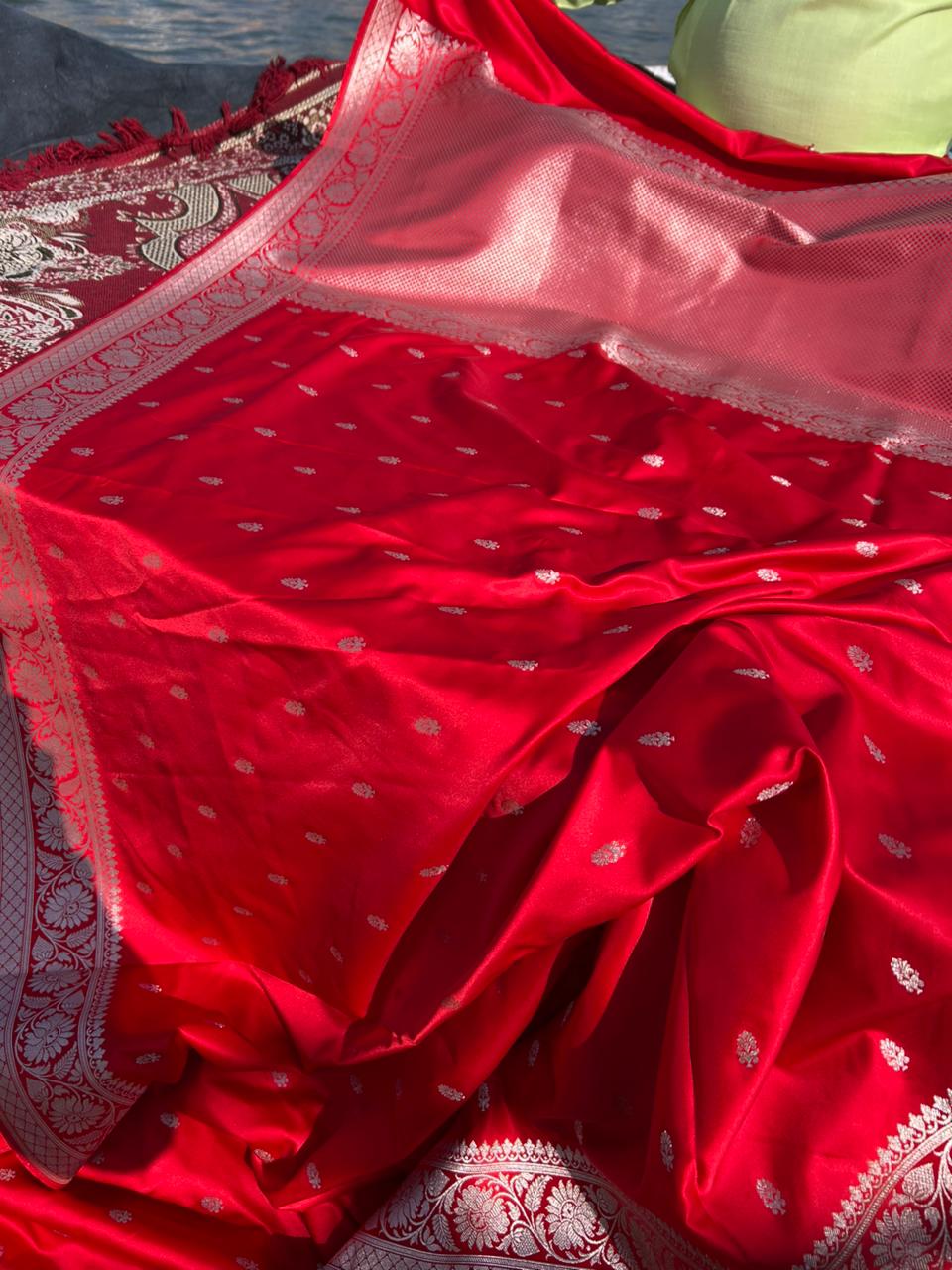 Actress Samantha Inspired Red Banarasi Mashru Silk Saree – Floral Jal Border, Fancy Butti Design, Lightweight Wedding Saree