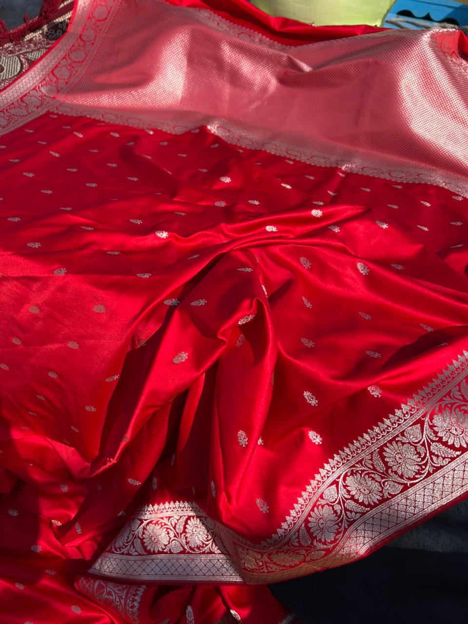 Actress Samantha Inspired Red Banarasi Mashru Silk Saree – Floral Jal Border, Fancy Butti Design, Lightweight Wedding Saree