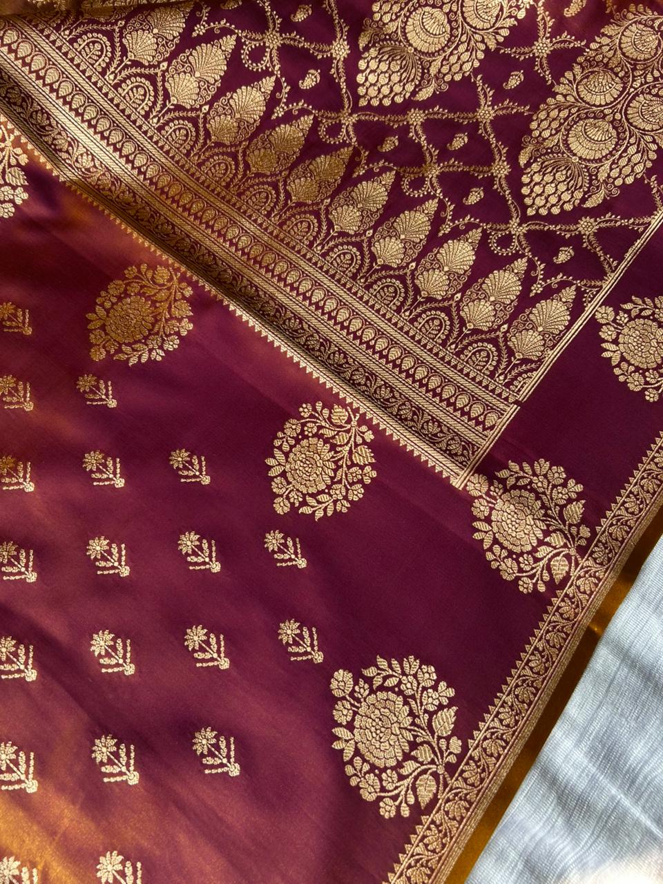 Sari de seda satinada dorada Sunburn – Elegancia de borde abierto