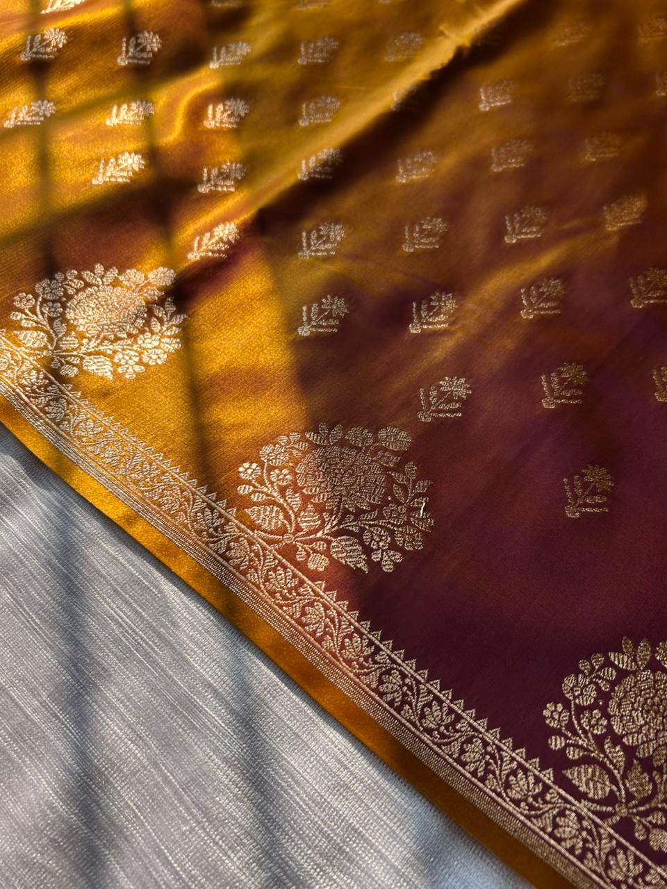 Sari de seda satinada dorada Sunburn – Elegancia de borde abierto