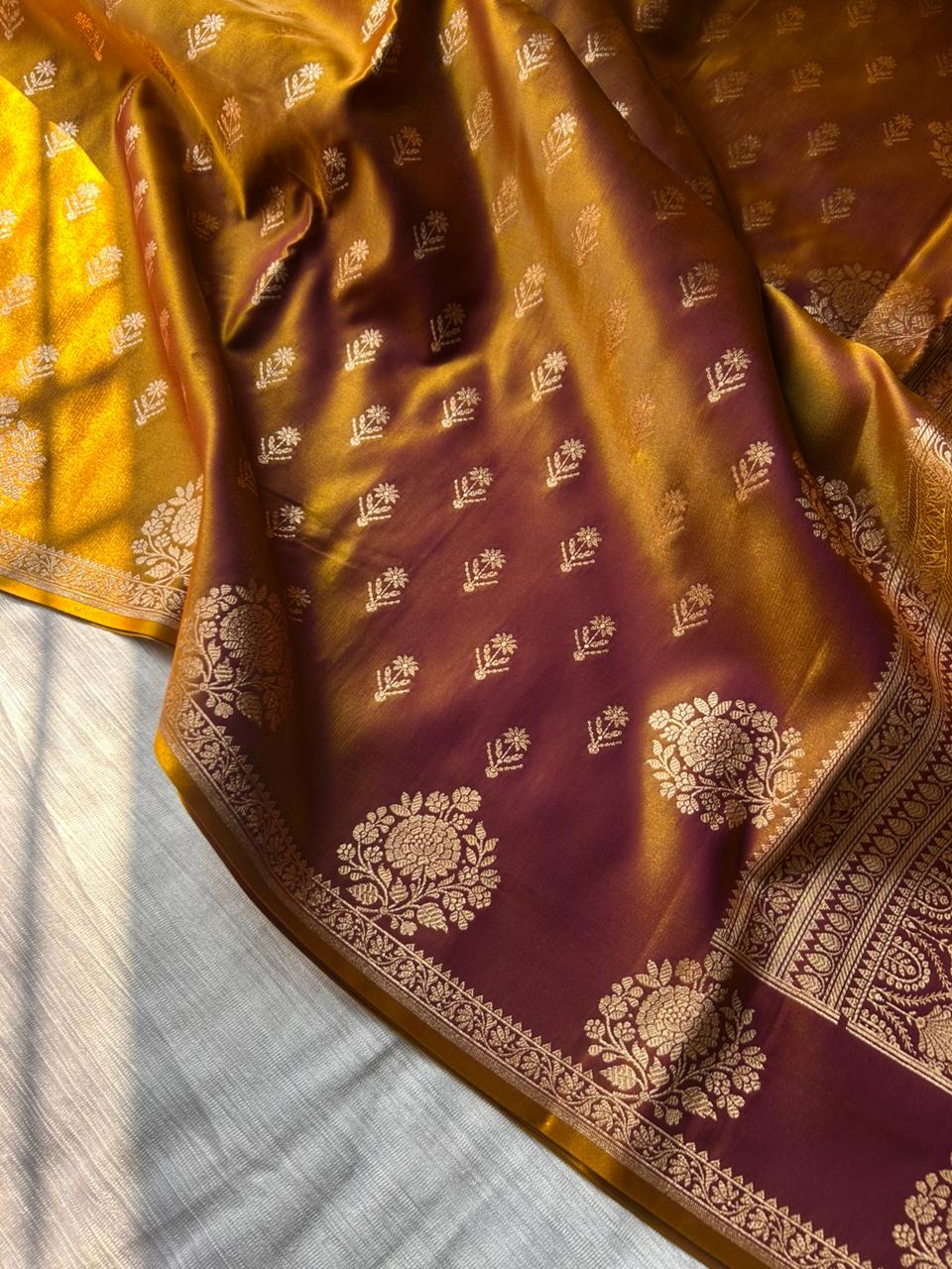 Sari de seda satinada dorada Sunburn – Elegancia de borde abierto