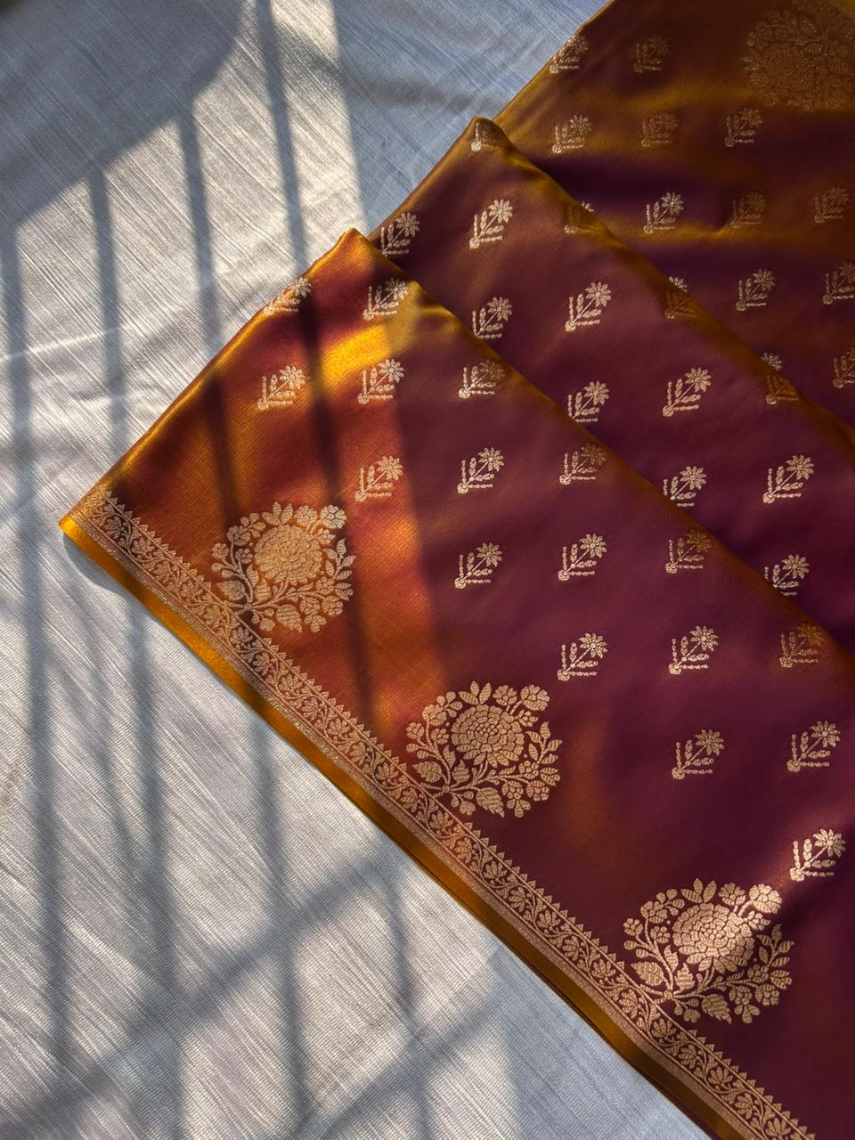 Sari de seda satinada dorada Sunburn – Elegancia de borde abierto