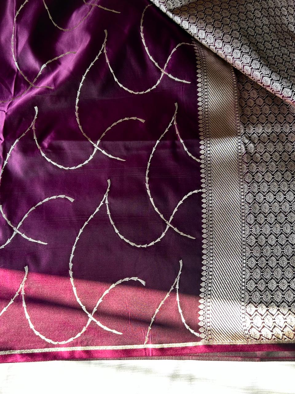 Premium Borderless Geometrical Lahriya Silk Saree | Lightweight Soft Zari Woven Saree