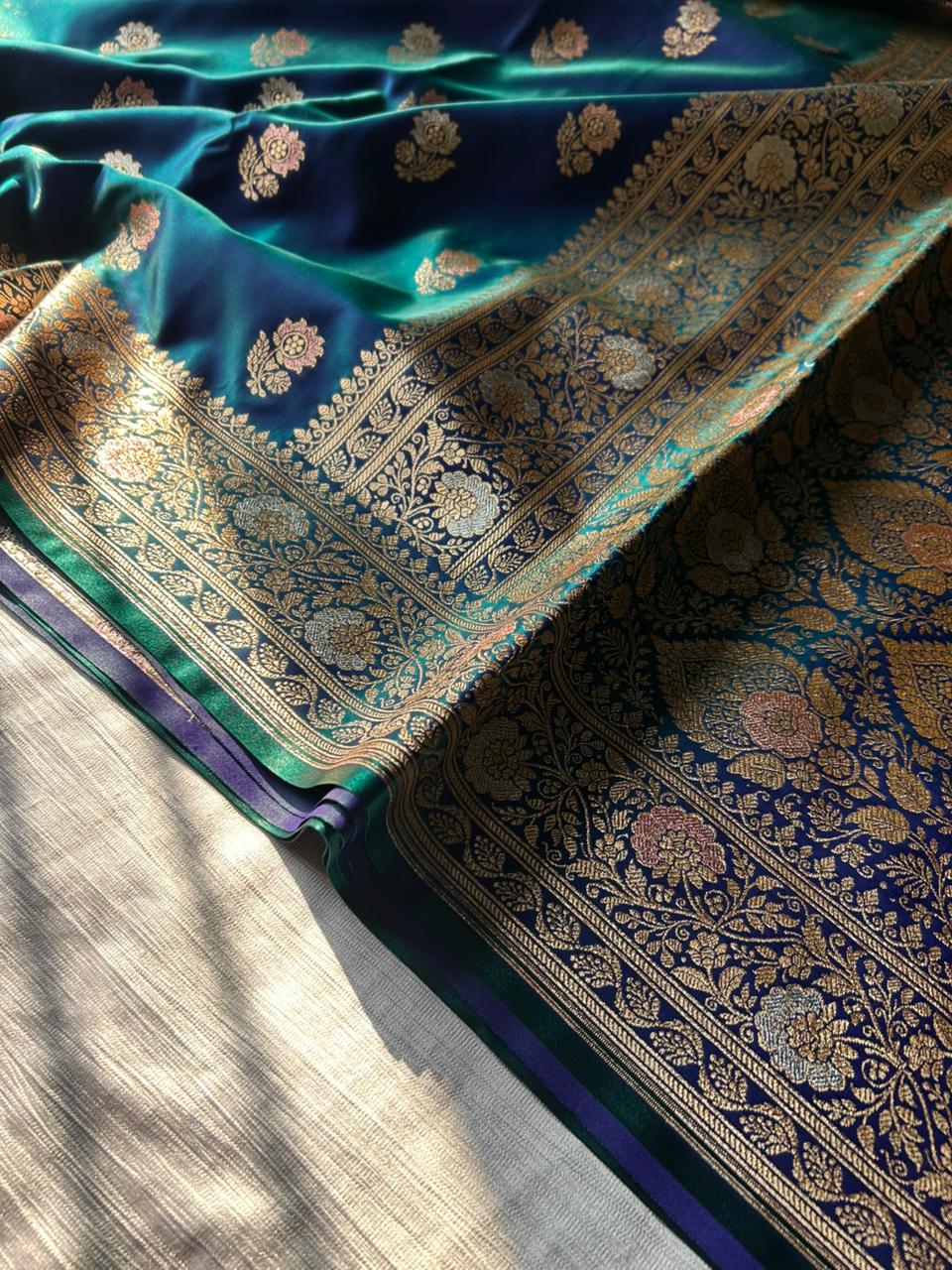 Exclusivo Sari de Meenakari con Doble Tono Azul Pavo Real y Zari Plateado – Sari de Diseño Premium para Fiestas