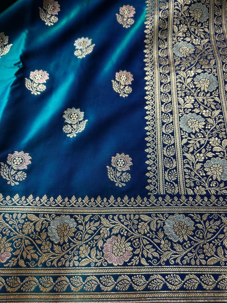 Exclusivo Sari de Meenakari con Doble Tono Azul Pavo Real y Zari Plateado – Sari de Diseño Premium para Fiestas