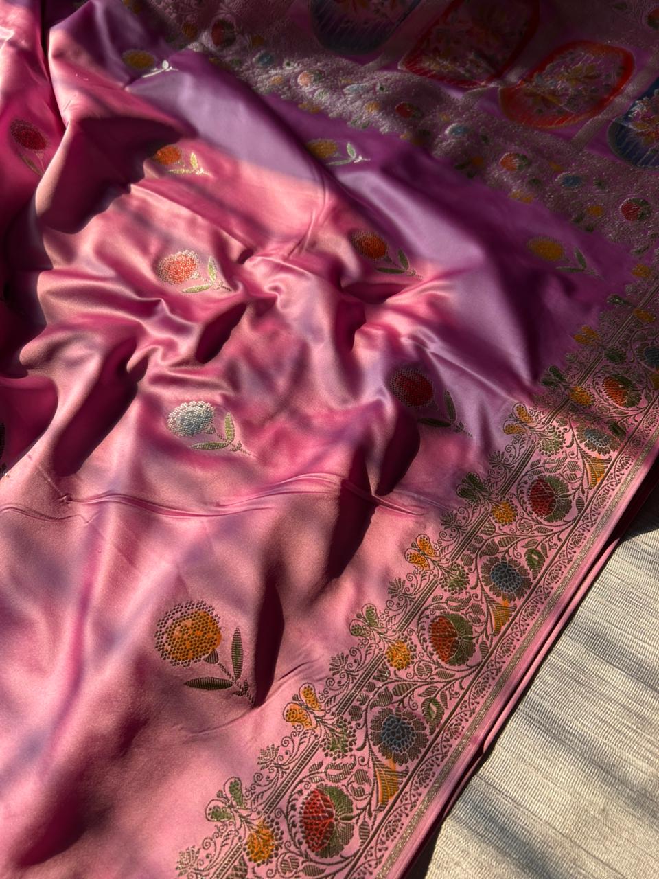 Sari de seda mashru rosa bebé con pallu Meenakari pintado a mano
